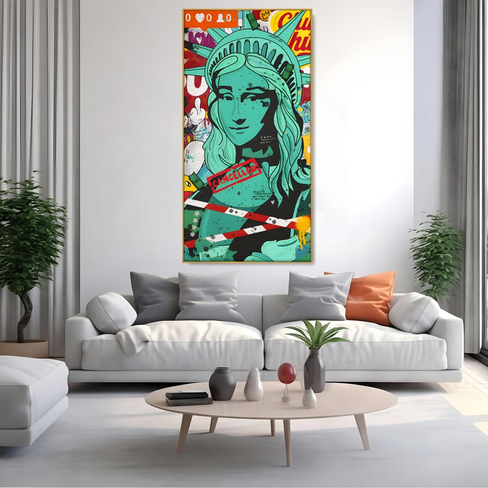Tablou canvas cu tablou canvas cu statuia libertatii in stil grafitti, in rama de aluminiu auriu, pe perete intr-un living